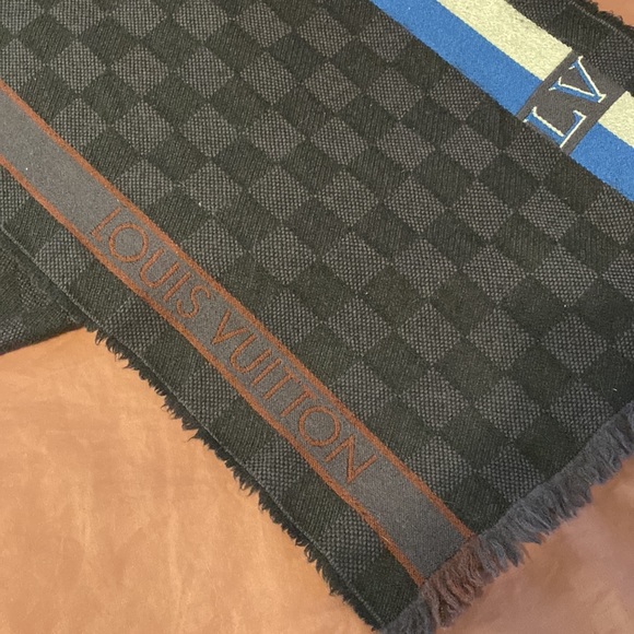 Louis Vuitton Classic wool scarf shawl Like new Bought at Champs-Élysées Paris - Picture 3 of 7